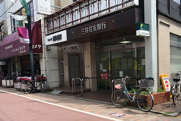進行方向の１つめ十字路右手角に三井住友銀行ATMがあります。